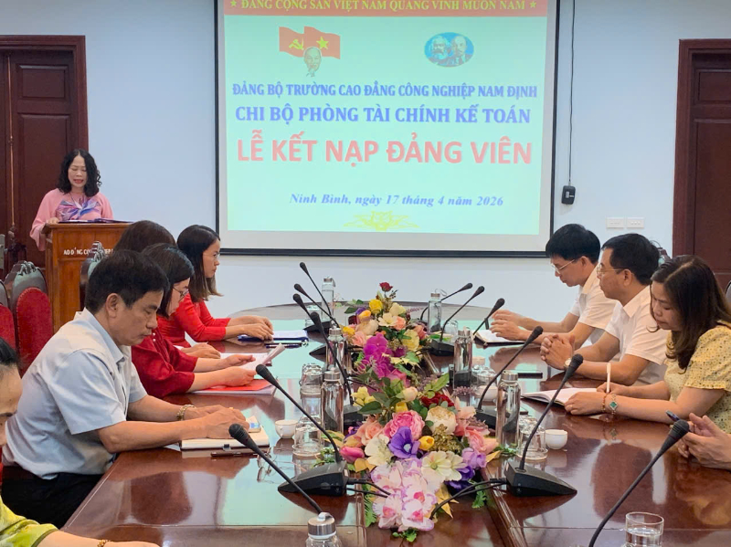 Chi bộ Phòng Tài chính - Kế toán kết nạp đảng viên mới